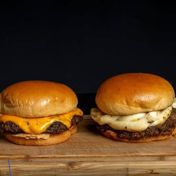 Pao , carne , cheddar , cebola caramelizada e molho do chef