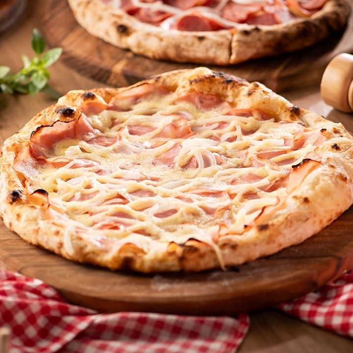 Massa de fermentação natural, molho tomate artesanal, mussarela, lombo canadense, cebola e catupiry