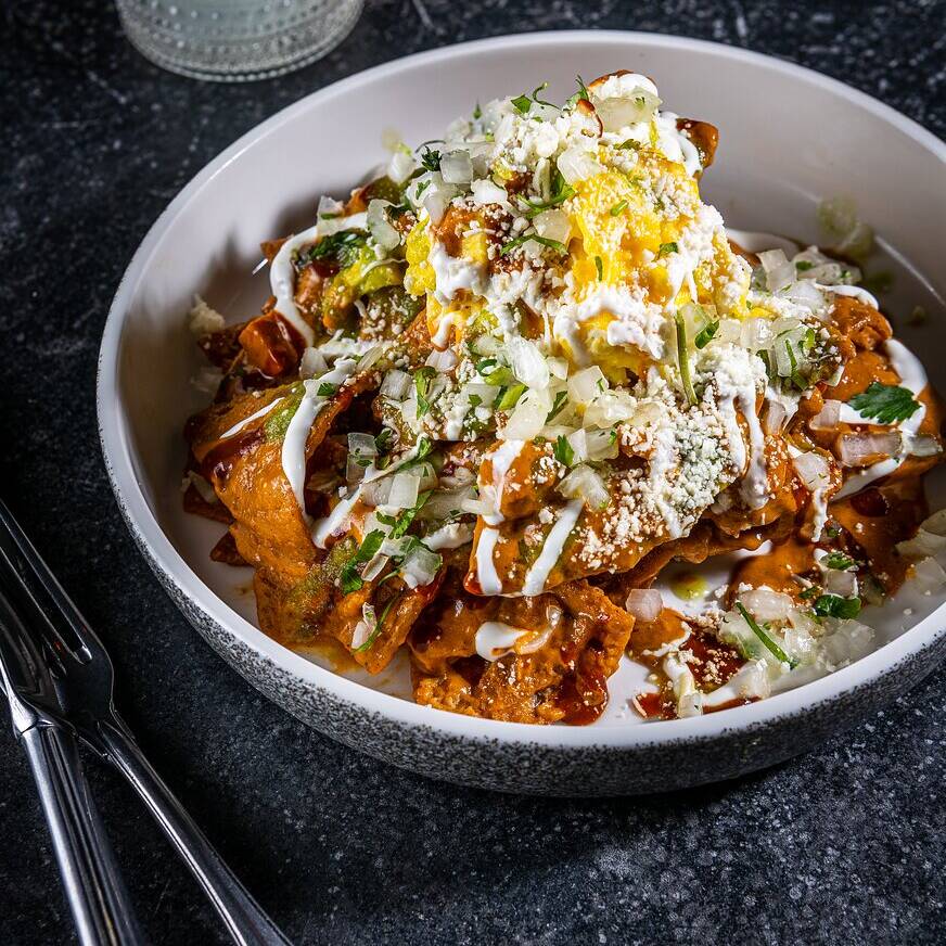 CHILAQUILES ROJOS CON JAMON