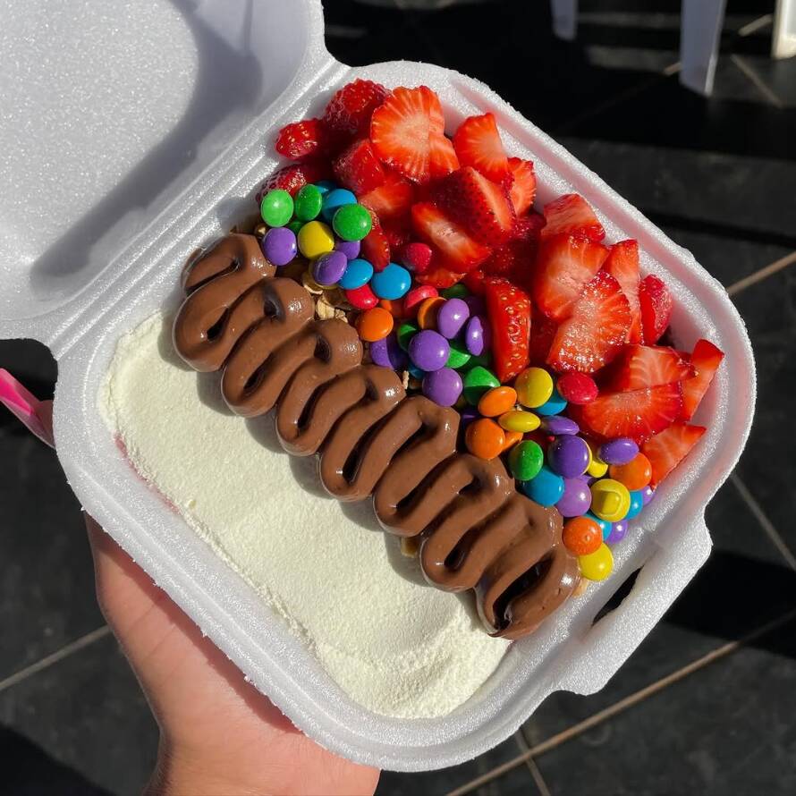 Escolha até 3 bases: Açaí geladinho ou nossos cremes exclusivos (Ninho com Oreo, Nutella ou Cupuaçu e muitos outros Toppings inclusos: Você escolhe seus crocantes favoritos.
Frutas fresquinhas e coberturas deliciosas.