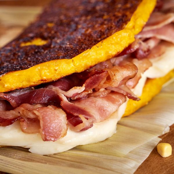 Cachapa con Queso Fresco y Tocineta