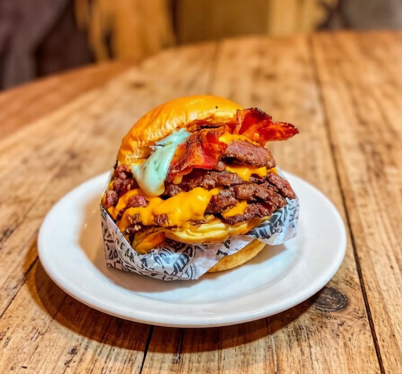 Pão, 2 smash burguers (80g), Cheddar, Bacon e Maionese da Casa