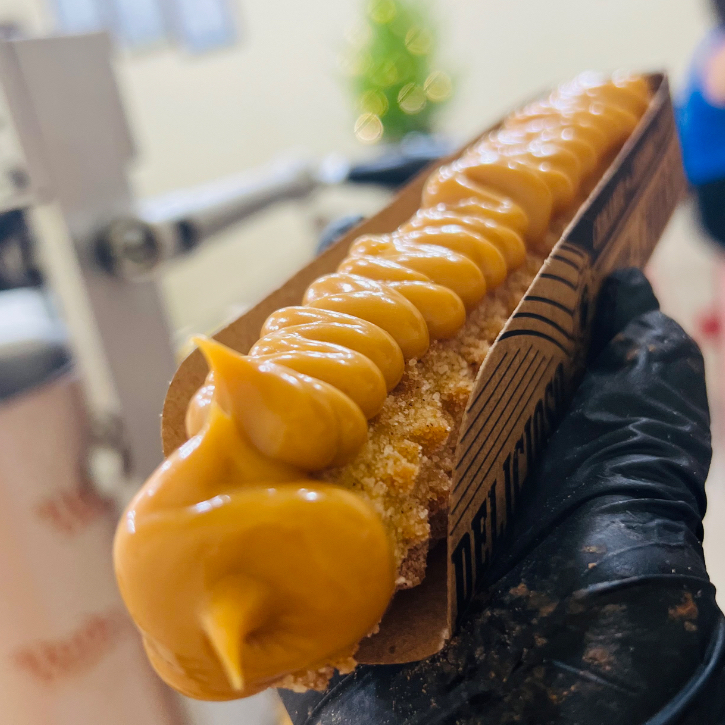 deliciosa massa crocante com recheio de doce de leite e cobertura de doce de leite