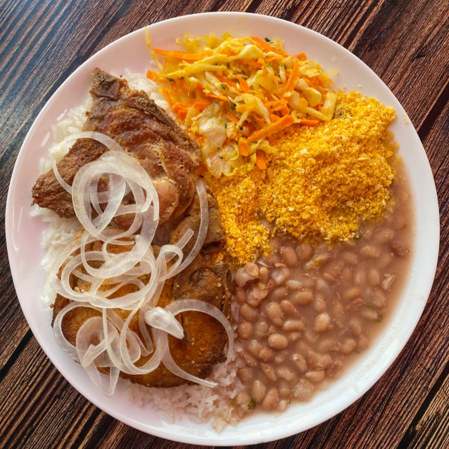 Marmita montada na embalagem de 500 ML acompanhada de arroz, Feijão,Macarrão, farofa temperada , legumes disponivel do dia e salada de alface tomate e cebola