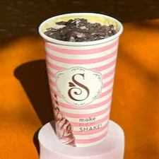 Sorvete de Ninho com brigadeiro de Ninho e pedaços de Oreo.