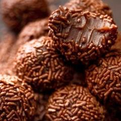 Experimente nosso irresistível brigadeiro caseiro, feito artesanalmente com ingredientes de primeira linha e cuidadosamente enrolado a mão.