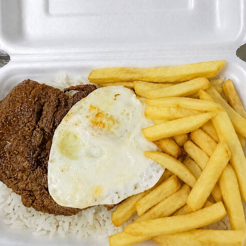 Bife a cavalo: Bife, ovo, batata frita, arroz, feijão, farofa e salada