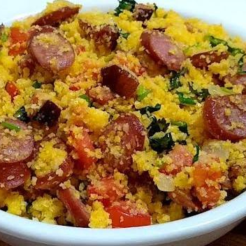 Cuscuz caprichado recheado com calabresa presunto salsicha mussarela tomate cebola catupiry cheddar recheado na marmita