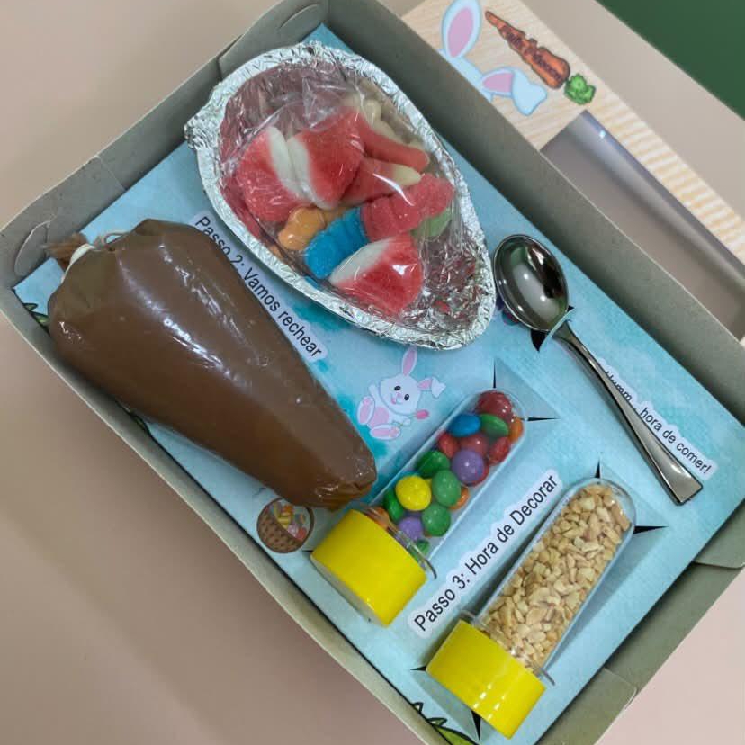 1 casca de chocolate 150G , 1 tubete com coloreti, 1 tubete com ameidoim triturado, 1 bisnaga de brigadeiro de chocolate e saquinho de doces fini, para a criança montar seu próprio ovo