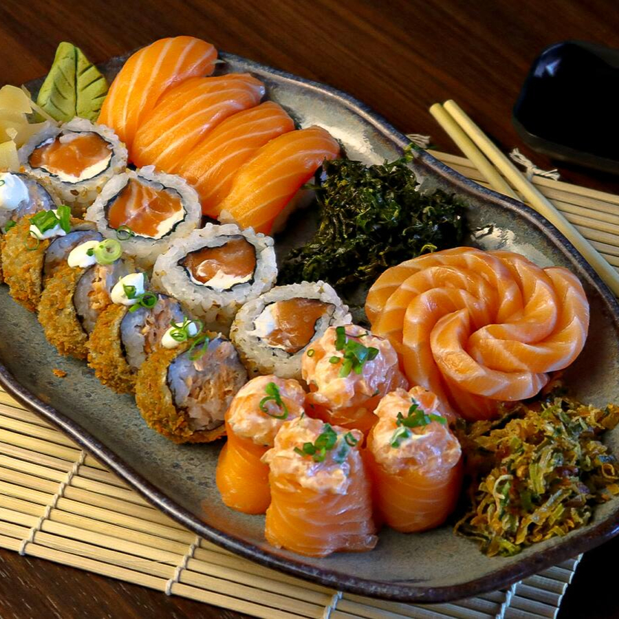 O 'Combo Lotus' é uma seleção maravilhosa, especialmente criada para os amantes de salmão. Este combinado é feito com: 4 Niguiris de salmão fresco e suculento, 4 Uramakis perfeitamente enrolados com salmão, 4 Joes de salmão com um toque oriental, 5 Hot rolls tradicionais crocantes e 6 Sashimis de salmão, fatiados com precisão. Para complementar esta experiência gastronômica, acompanha uma refrescante couve e saboroso alho-poró. Este prato, servindo até 2 pessoas, é uma das nossas promoções e combinações mais vendidas em 2025!!