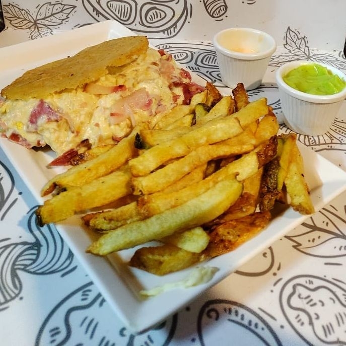AREPA CON DERRETIDO DE POLLO Y TOCINETA
