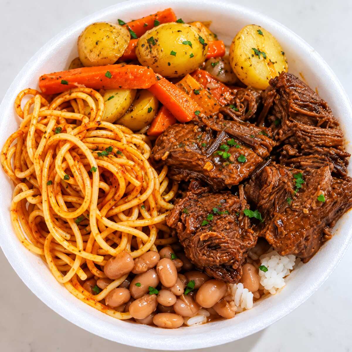 Carne de panela macia e cheia de sabor, acompanhada de arroz, feijão de caldo, macarrão e verduras com batatinha e cenoura. Uma refeição completa e bem servida, com aquele sabor de comida caseira que traz conforto em cada garfada.