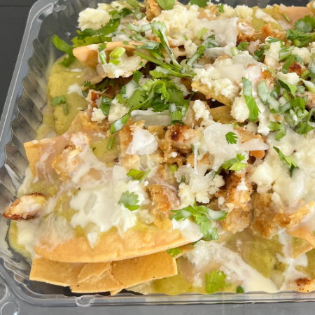 Chilaquiles Suizos con Milanesa Empanizada