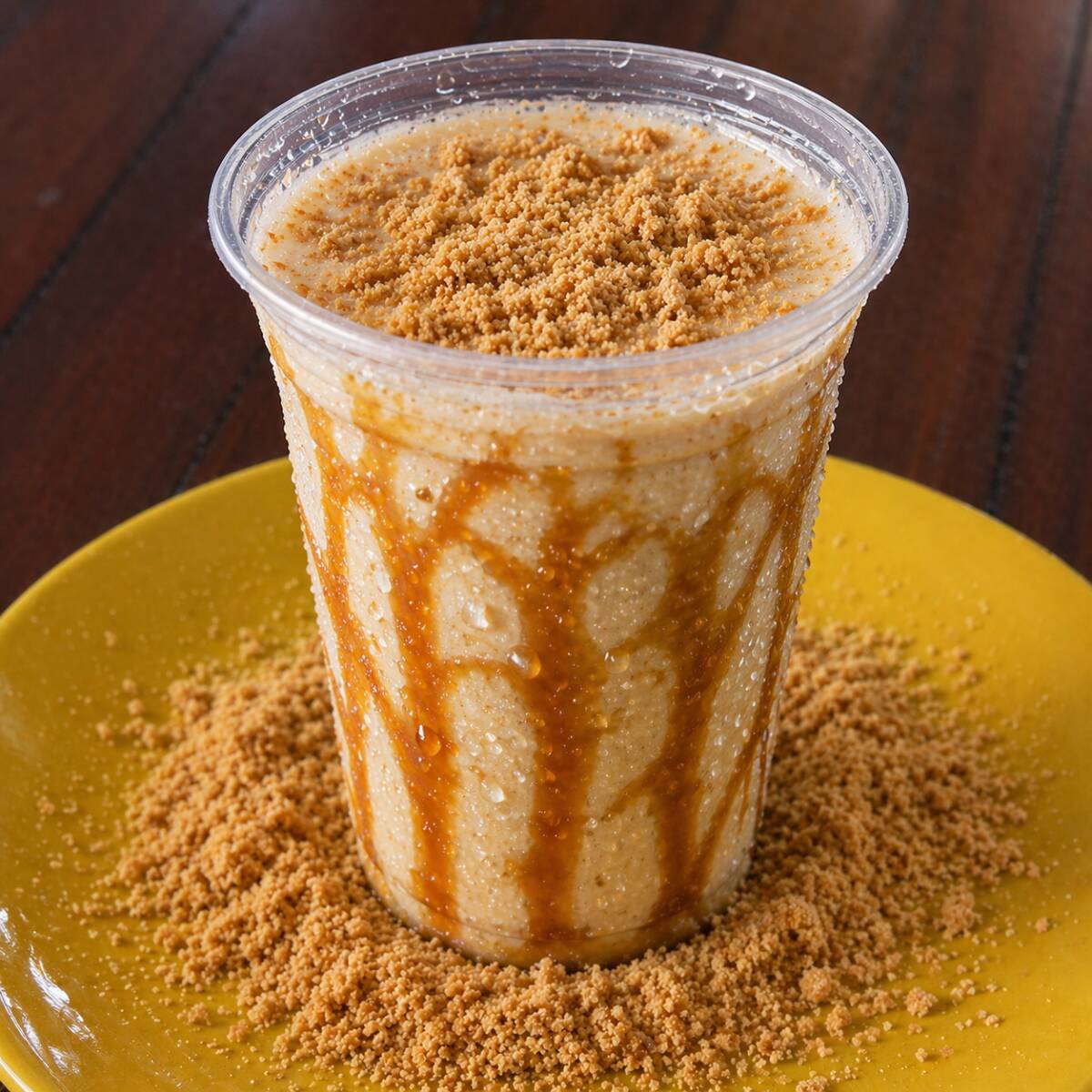 Delicioso Milk-Shake Feito Com Base De Creme Americano Sabor De Paçoquita. Copo Decorado Com Creme De Leitinho E Caramelo.