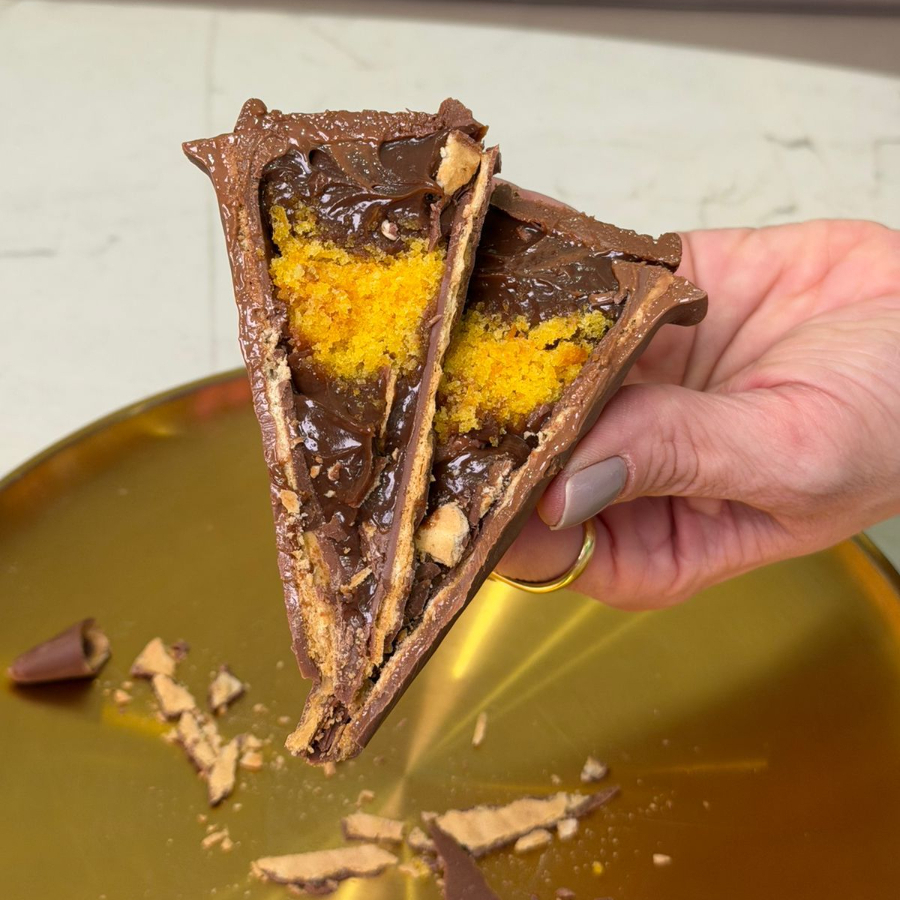 Cone banhado em chocolate ao leite belga Callebaut, recheado com bolo de cenoura e brigadeiro belga. Aprox. 90g