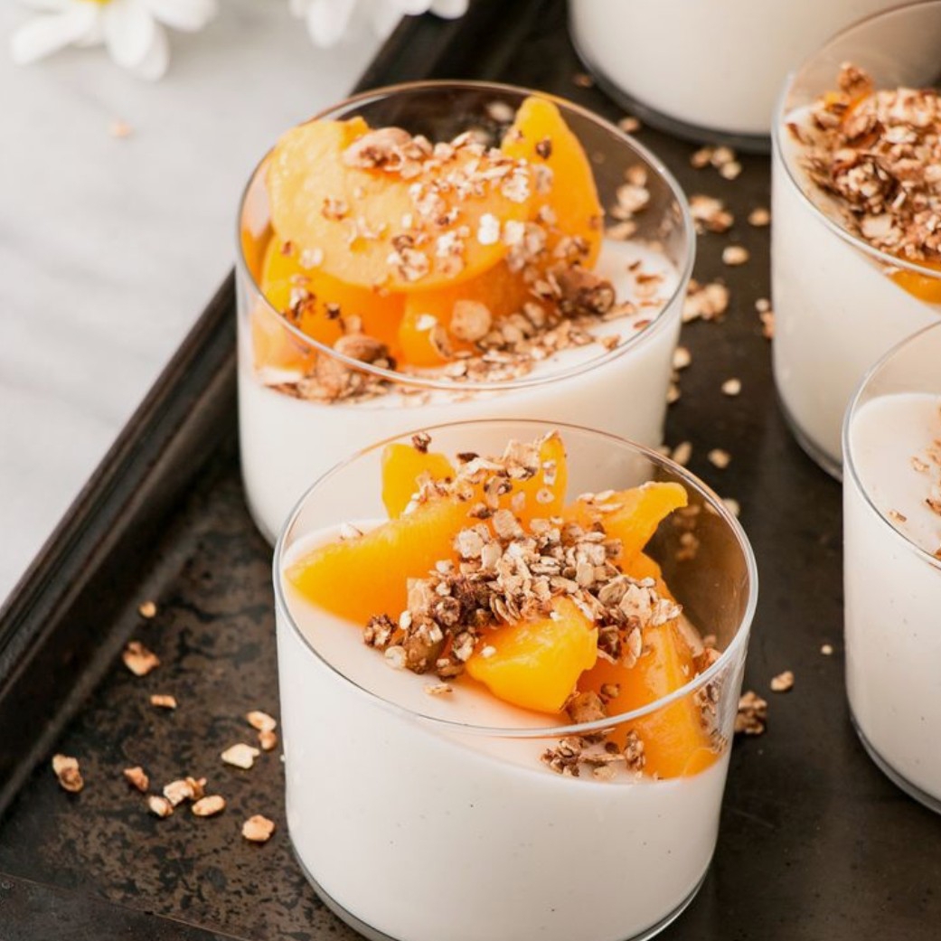Duraznos con crema dulce