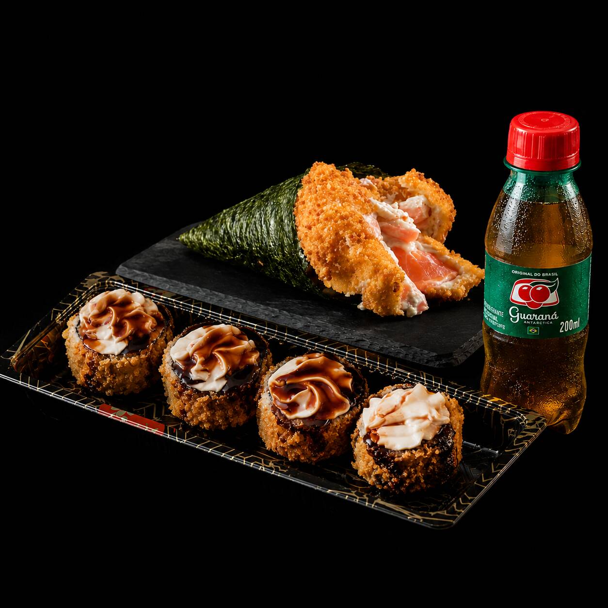Temaki Hot Salmão acompanhado de 4 unidades de hot roll crocante e Guaraná 200ml. Uma combinação deliciosa, prática e perfeita para seu almoço!