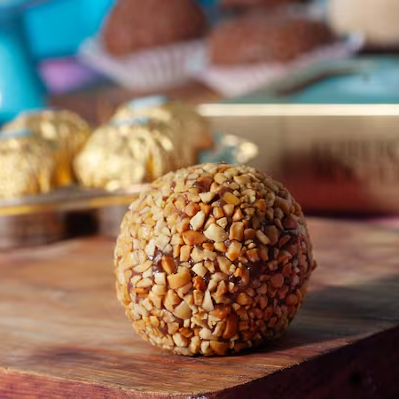 Brigadeiro recheado com bombom ferrero rocher.