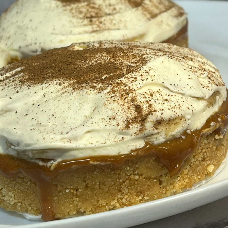 Torta Banoffee com base crocante, camada generosa de doce de leite cremoso, rodelas de banana bem maduras e cobertura suave que equilibra toda a doçura. Uma sobremesa clássica, intensa e simplesmente apaixonante a cada colherada!
