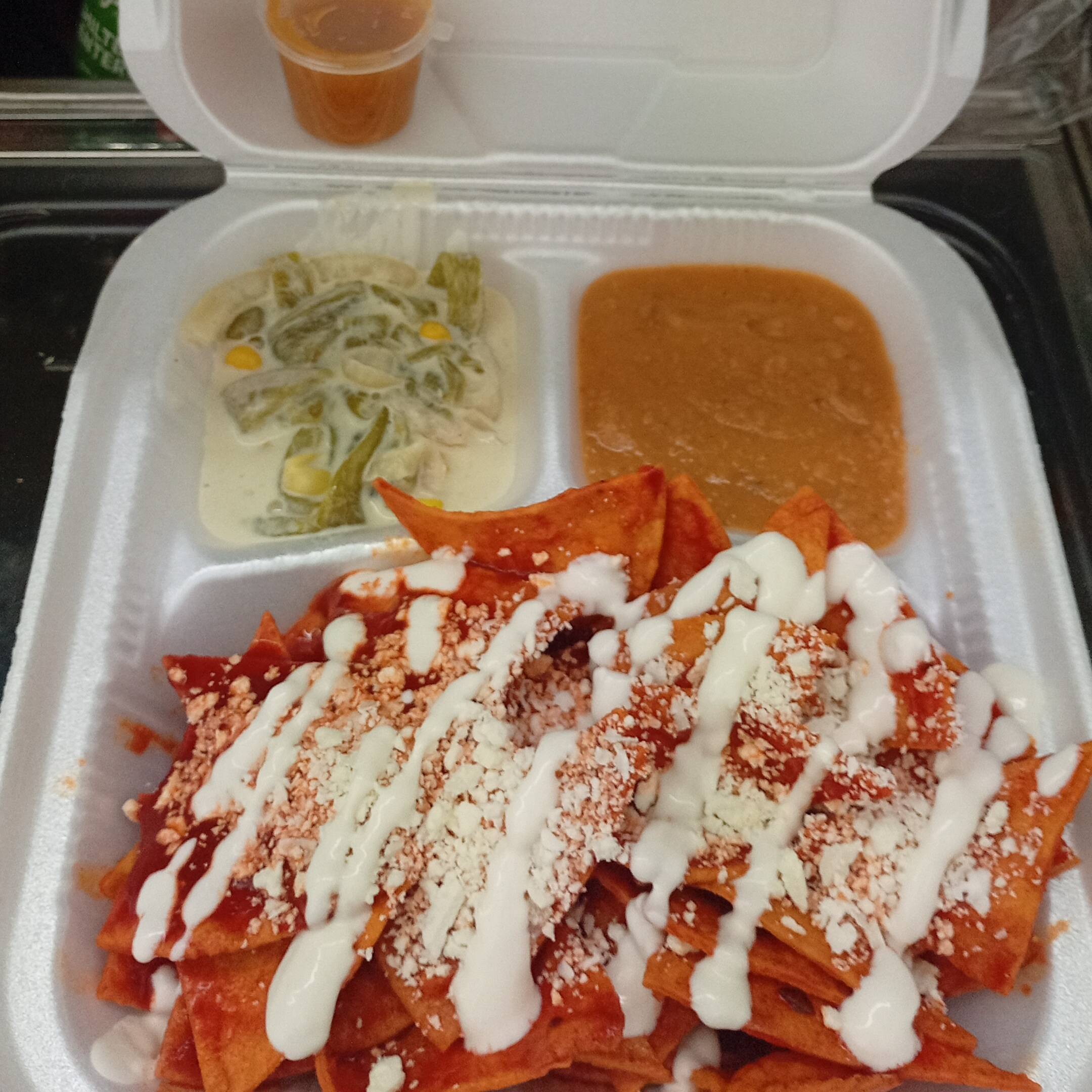 Chilaquiles Especiales en Salsa Roja con pierna
