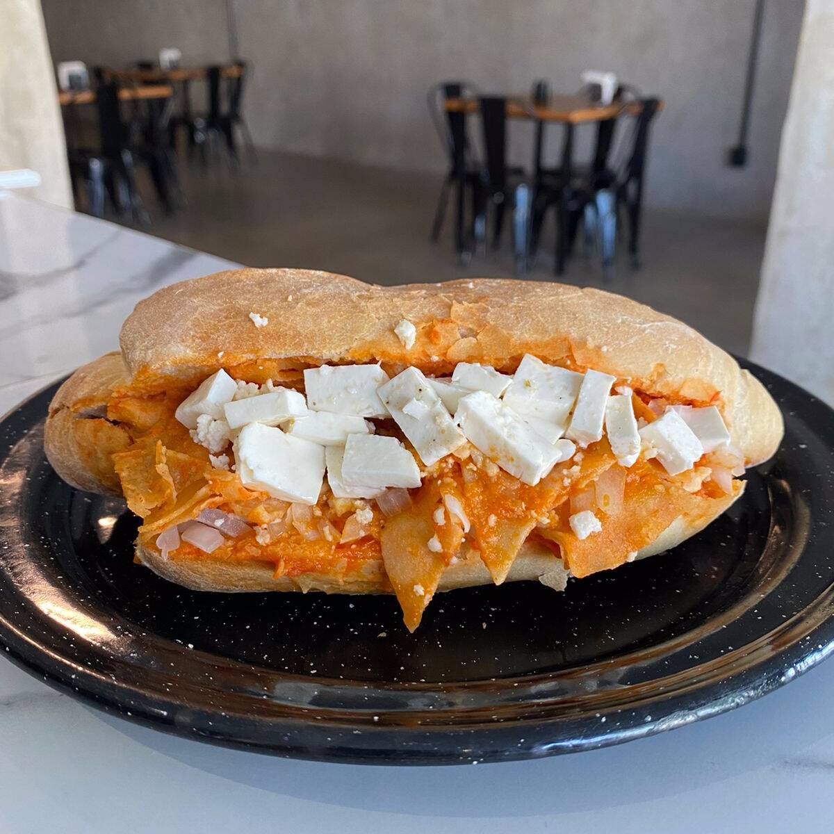 lonche de chilaquiles con panela