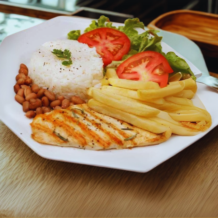 Este prato inclui um suculento filé de frango, acompanhado de arroz branco soltinho, nosso irresistível feijão carioca, a farofa da casa preparada com uma receita secreta, e batatas fritas crocantes e douradas. Para equilibrar, adicionamos a salada fresca do dia, trazendo um toque leve e saboroso.