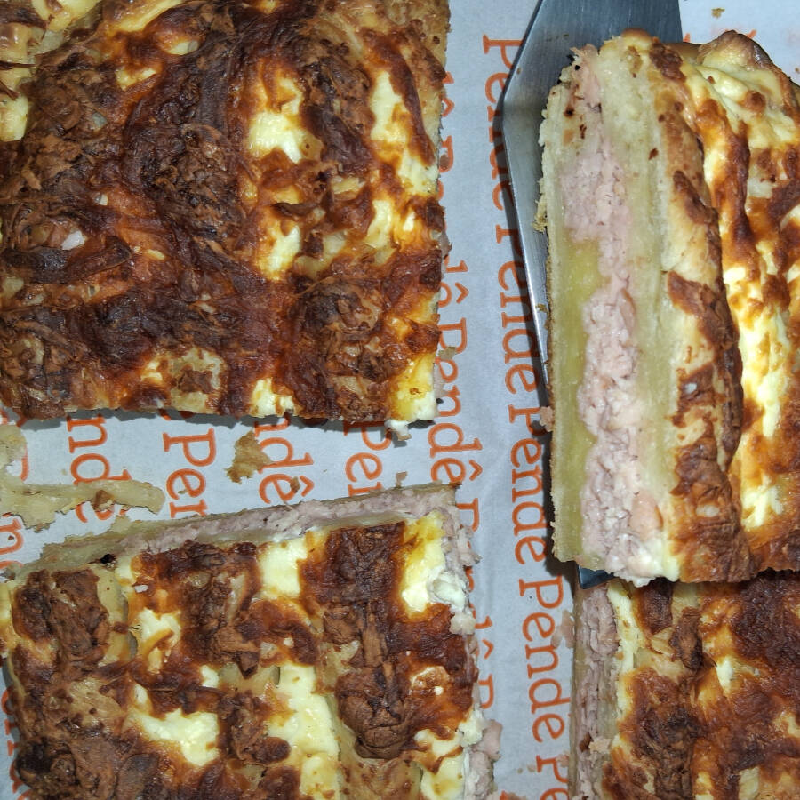 Massa semi folhada/ Peito de Peru/ Mussarela/ Cream cheese.