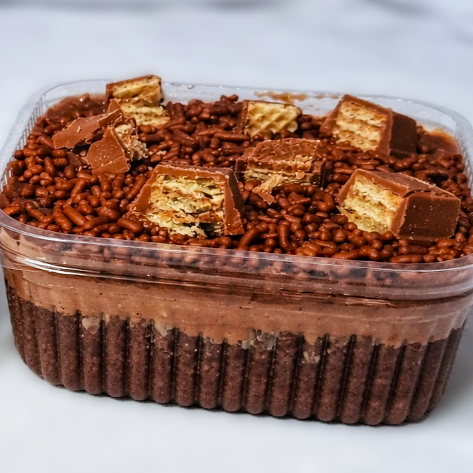 Bolo Gelado de Brigadeiro com KitKat: Recheio de brigadeiro, finalizado com granulado.