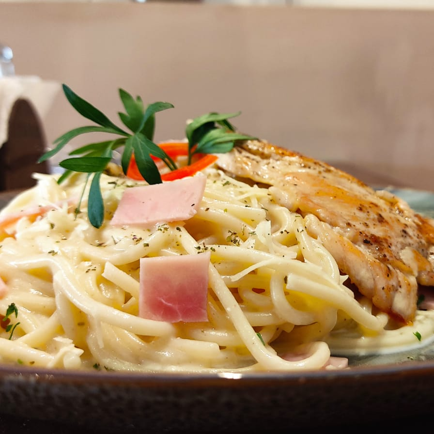 Tallarines al Alfredo con Pechuga a la Plancha