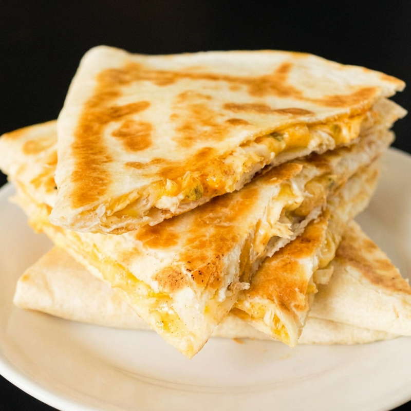 Tortillla de trigo recheada com ""peito de peru"" vegano, queijo tipo mozzarella vegan e tomate Sem nenhuma pimenta Para adicionar pimenta selecione no campo complementos para pedir molhos ou pimentas a parte, selecione também o item ""embalagem extra""" Peso médio:120g