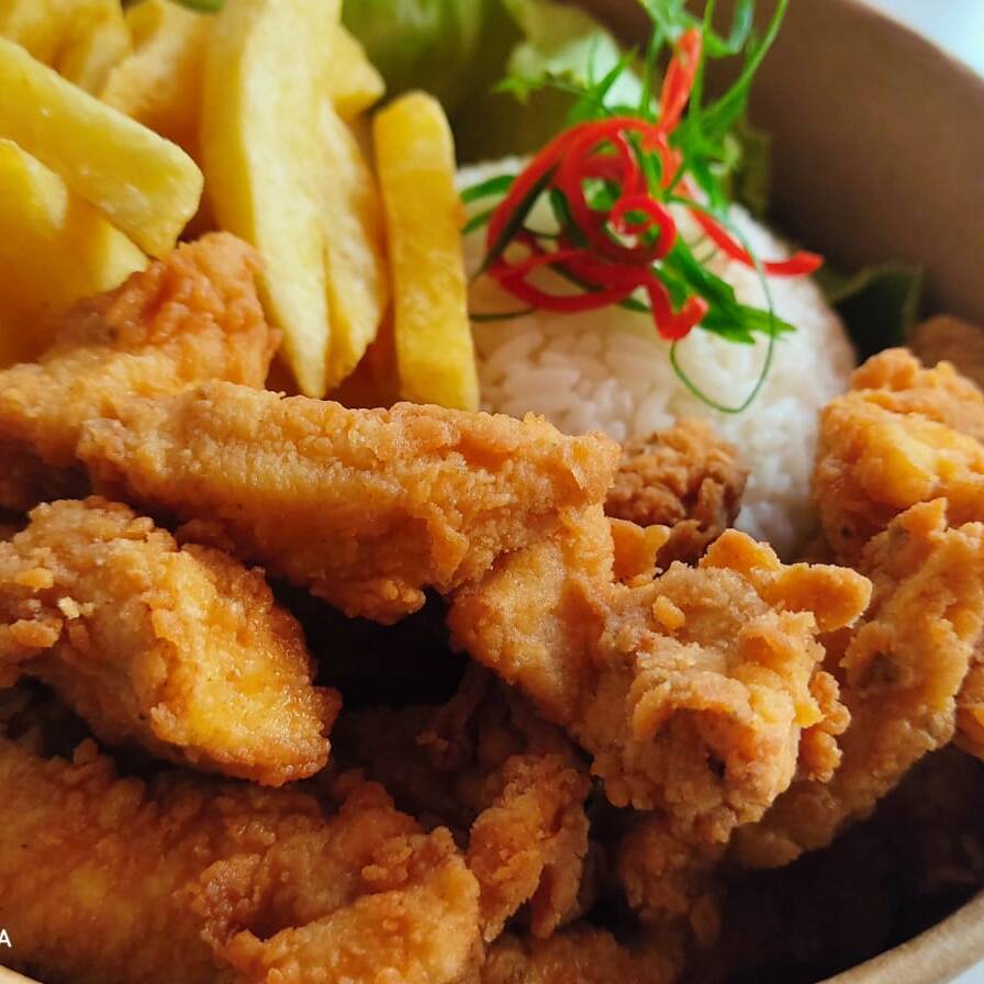 Chicharrón de Pollo con Papas Fritas y Ensalada