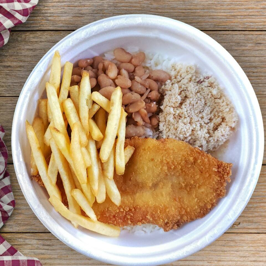 Marmitex com tilá´pia empanada, arroz,feijão,farofa e fritas.