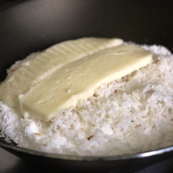 Tapioca crocante recheada com coco ralado e queijo coalho derretido.