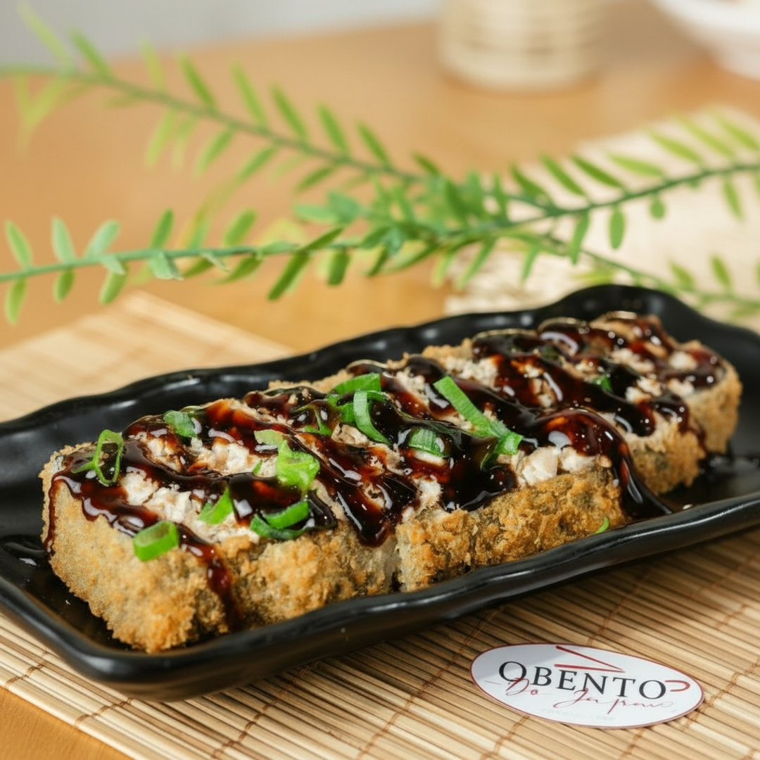 Parece um "Hot dog" de salmão! Sushi empanado inteiro recheado com salmão grelhado, cream cheese, cebolinha e finalizado com molho tare.