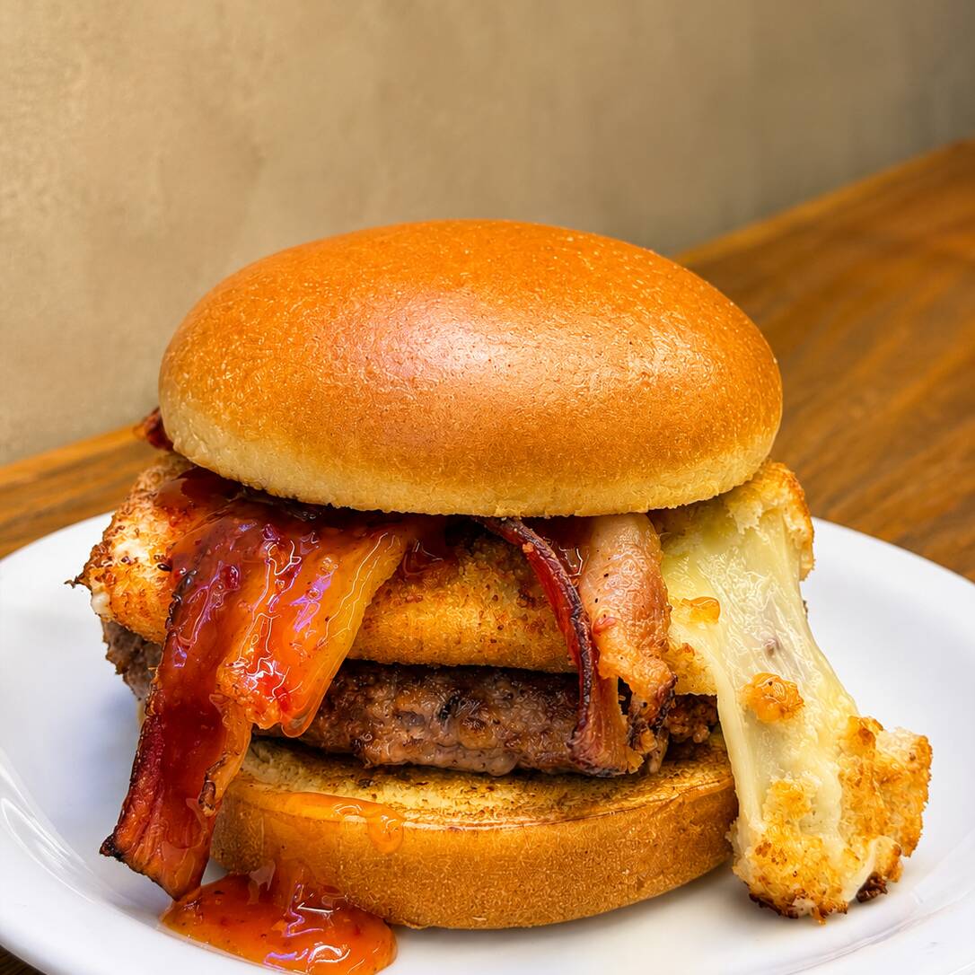 Blend da casa de 130g, queijo empanado da casa, fatias de bacon e Geleia de pimenta.