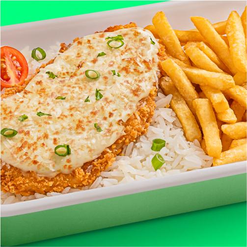 Tchau, mau humor. Com o filé de frango empanado, crocante, gratinado com queijo derretido, saltando de alegria, você vai ficar com água e sorriso na boca. Esse filé de frango ainda é servido com arroz branco soltinho e irresistíveis batatas fritas, sequinhas e douradas.