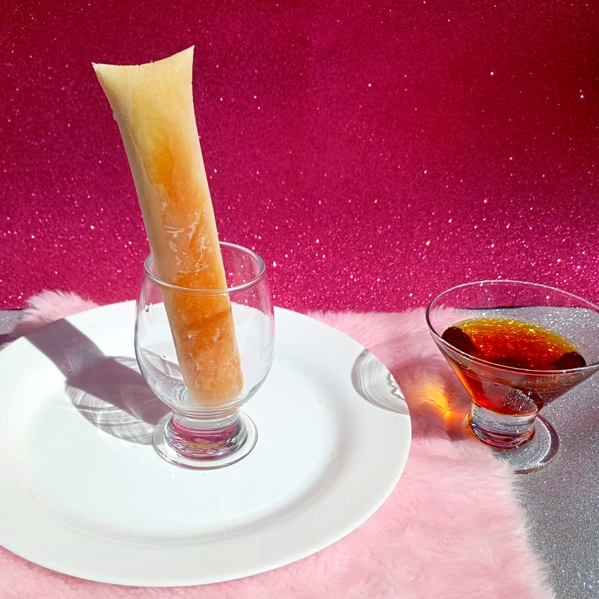 🍮 Sacolé de Pudim com Calda de Caramelo — Uma explosão de sabor e cremosidade! Feito com ingredientes de alta qualidade, tem uma base super cremosa que derrete na boca e uma calda de caramelo irresistível que completa essa delícia perfeita. ✨