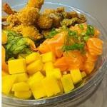 Arroz japonês, salmão em cubos, camarão empanado, salada sunomono, manga e skin de salmão.
