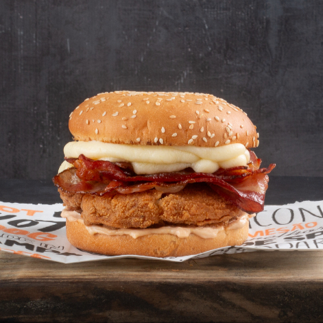2 tiras de frango empanado suculento, bacon, requeijão cremoso e a clássica maionese Black Dog. No pão brioche, com ou sem gergelim. Uma combinação perfeita para quem ama cremosidade e crocância!