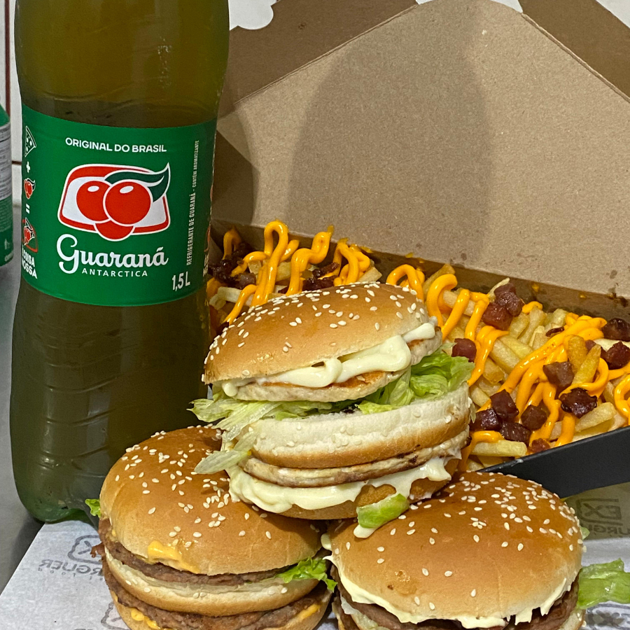Acompanha uma generosa porção de batatas crocantes, abundantemente recheadas com cheddar derretido e pedaços de bacon crocante. Para completar, um refrescante refrigerante de 1,5l. Uma combinação perfeita para uma refeição saborosa e prazerosa.