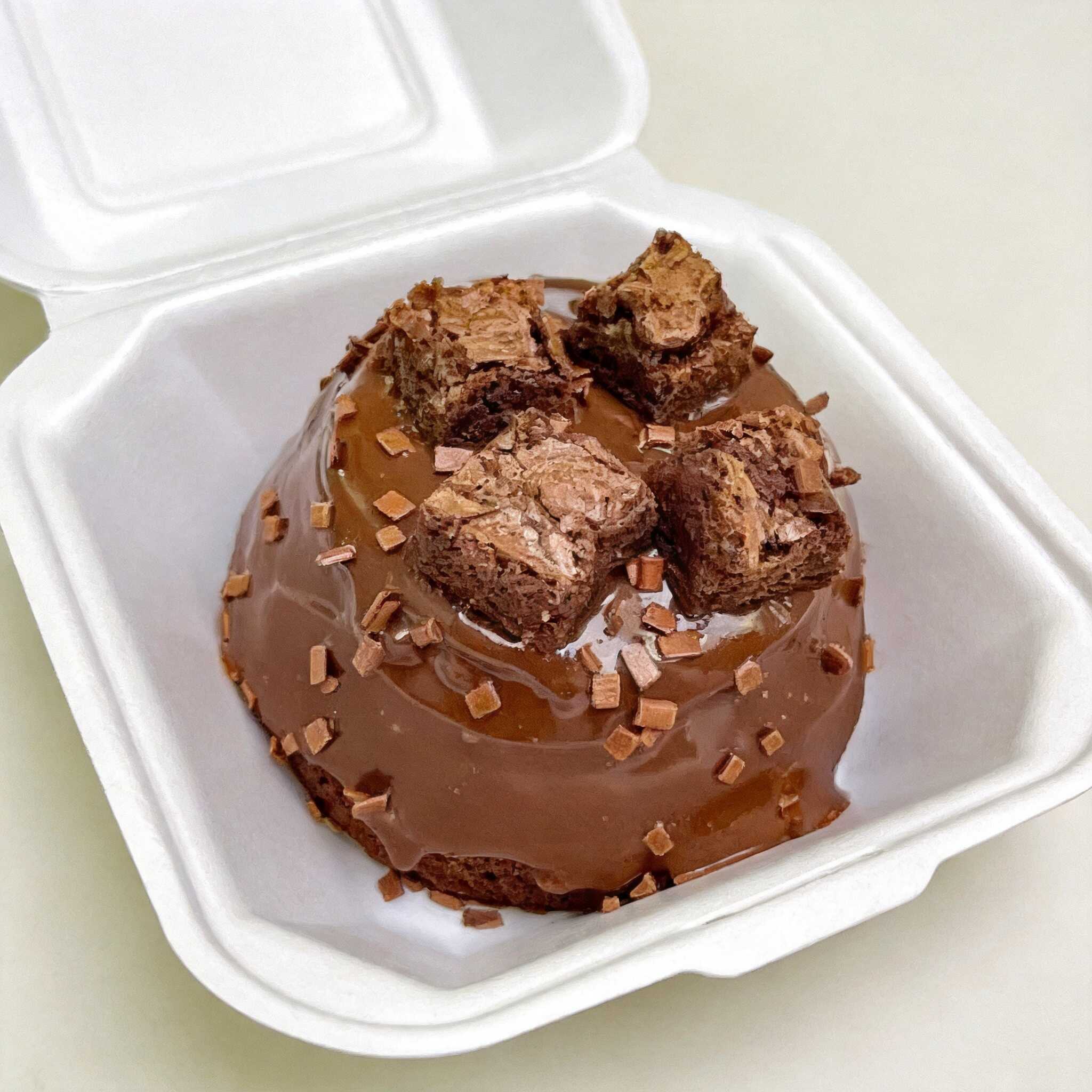 Massa fofinha bem chocolatuda black, bolo bem molhadinho, exagero de cobertura. Caseirinho recheado no centro com brigadeiro artesanal e nosso queridinho brownie. Finalizado também com cobertura de brigadeiro arteasanal cremoso e pedaços de brownie trazendo uma explosão de sabor.