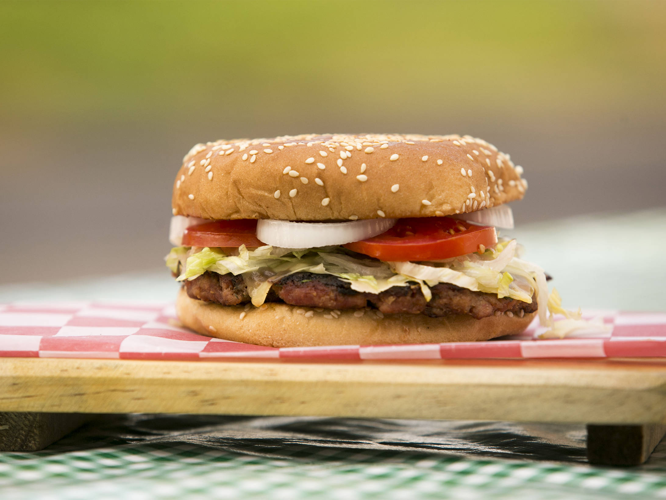 Hamburguesa de Res más Mama Dogo