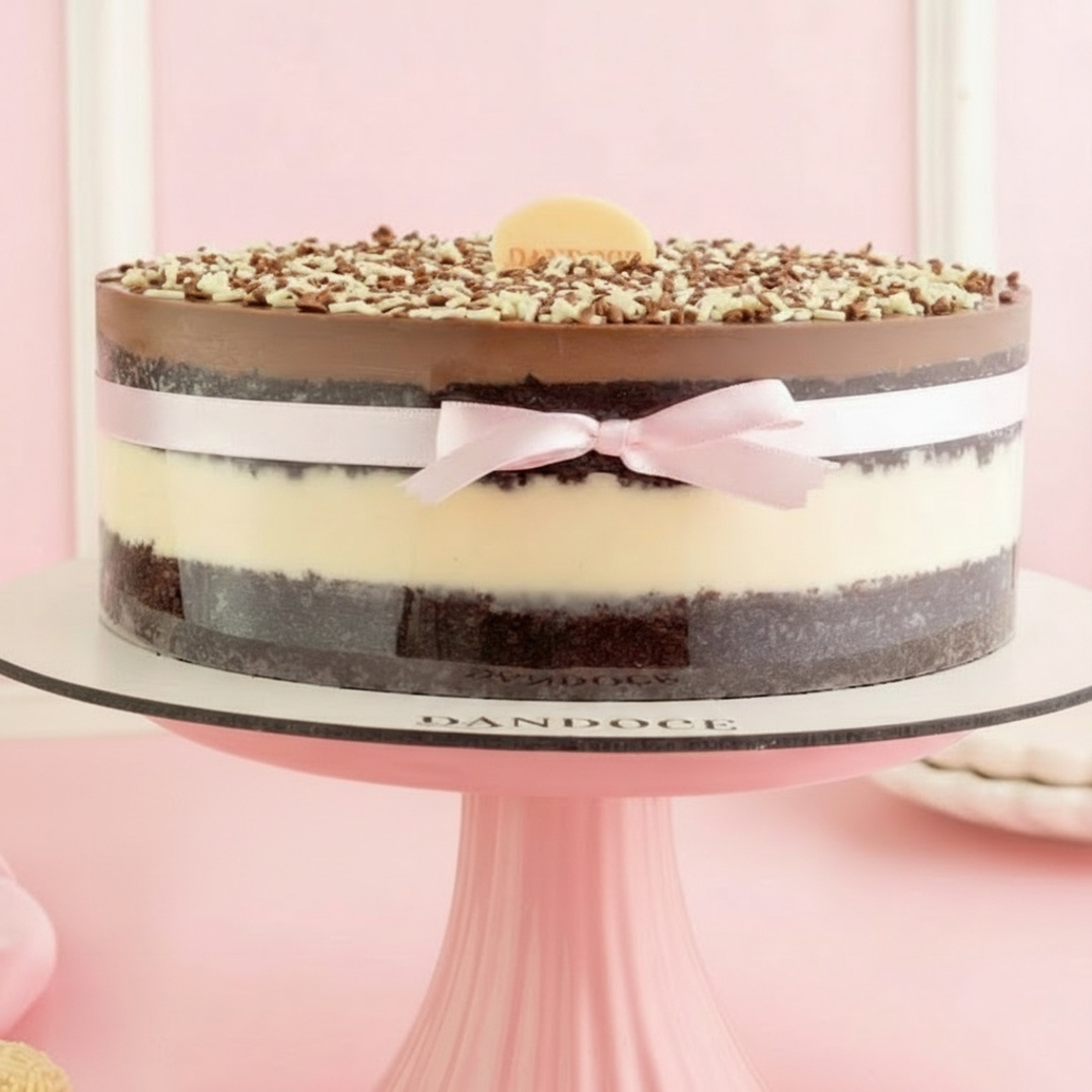 Massa de chocolate fofinha, bem molhadinha. Recheio de brigadeiro de leite Ninho e cobertura de brigadeiro tradicional, finalizado com mix de granulado belga ao leite e branco. Rendimento: de 18 a 20 fatias. Tamanho: 20cm de diâmetro por 7cm de altura. Peso médio: 2kg