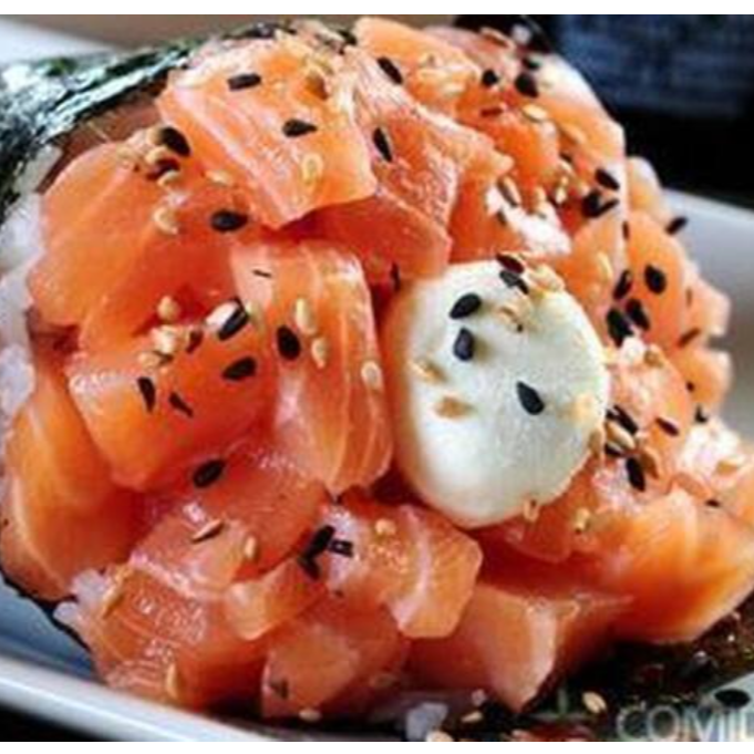 Temaki de salmão cru com creamchease e cebolinha Acompanha 1 molho shoyo e 1 molho tarê