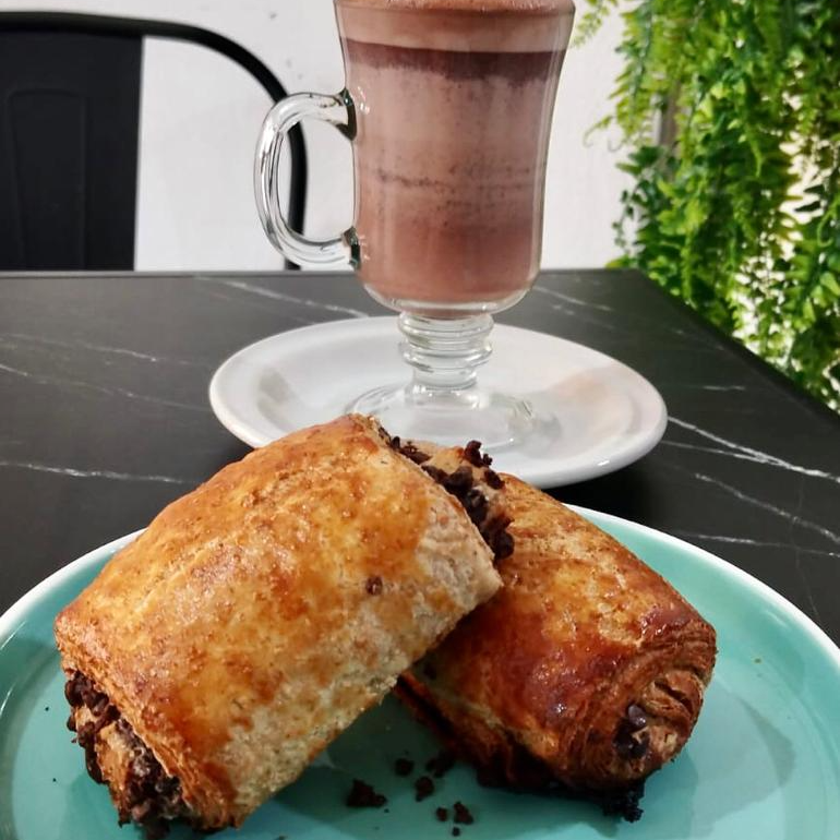Combo chocolate caliente y Chocolatin