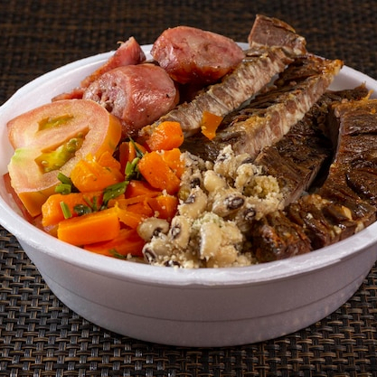 Monte seu delicioso prato escolhendo duas proteínas, dois carboidratos, o feijão e os acompanhamentos do Dia, perfeito para uma boa refeição.