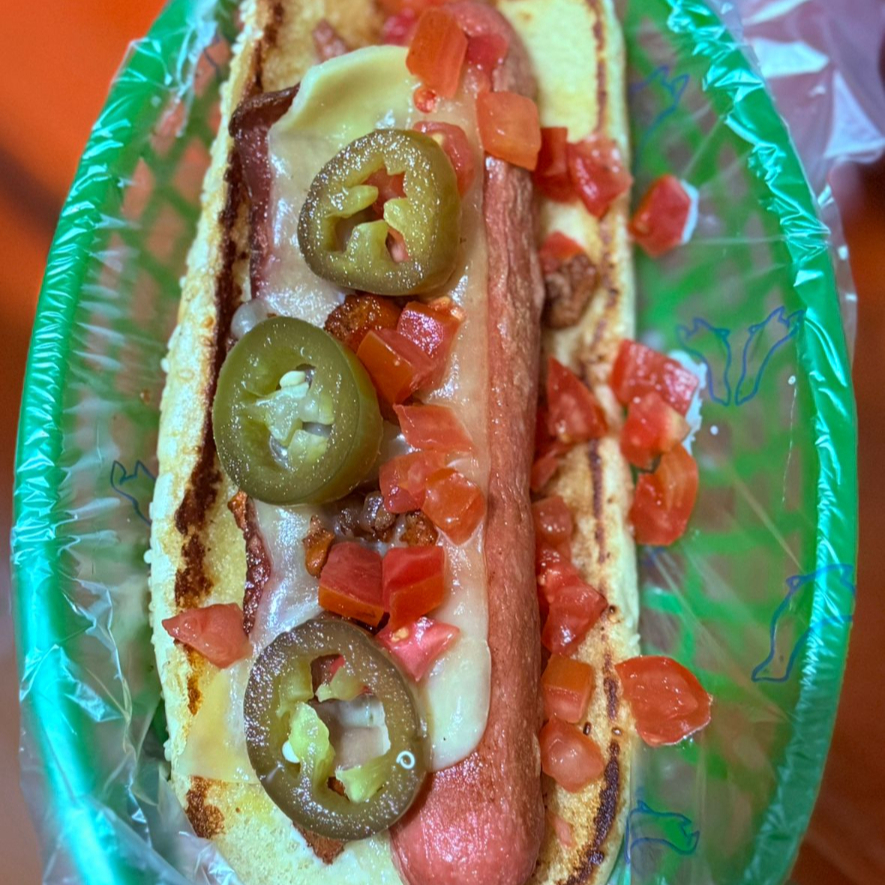 Hot dog gigante de queso con tocino