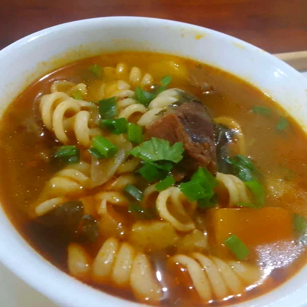 PREPARADO COM MACARRÃO PARA SOPA, CARNE , LEGUMES E VERDURAS