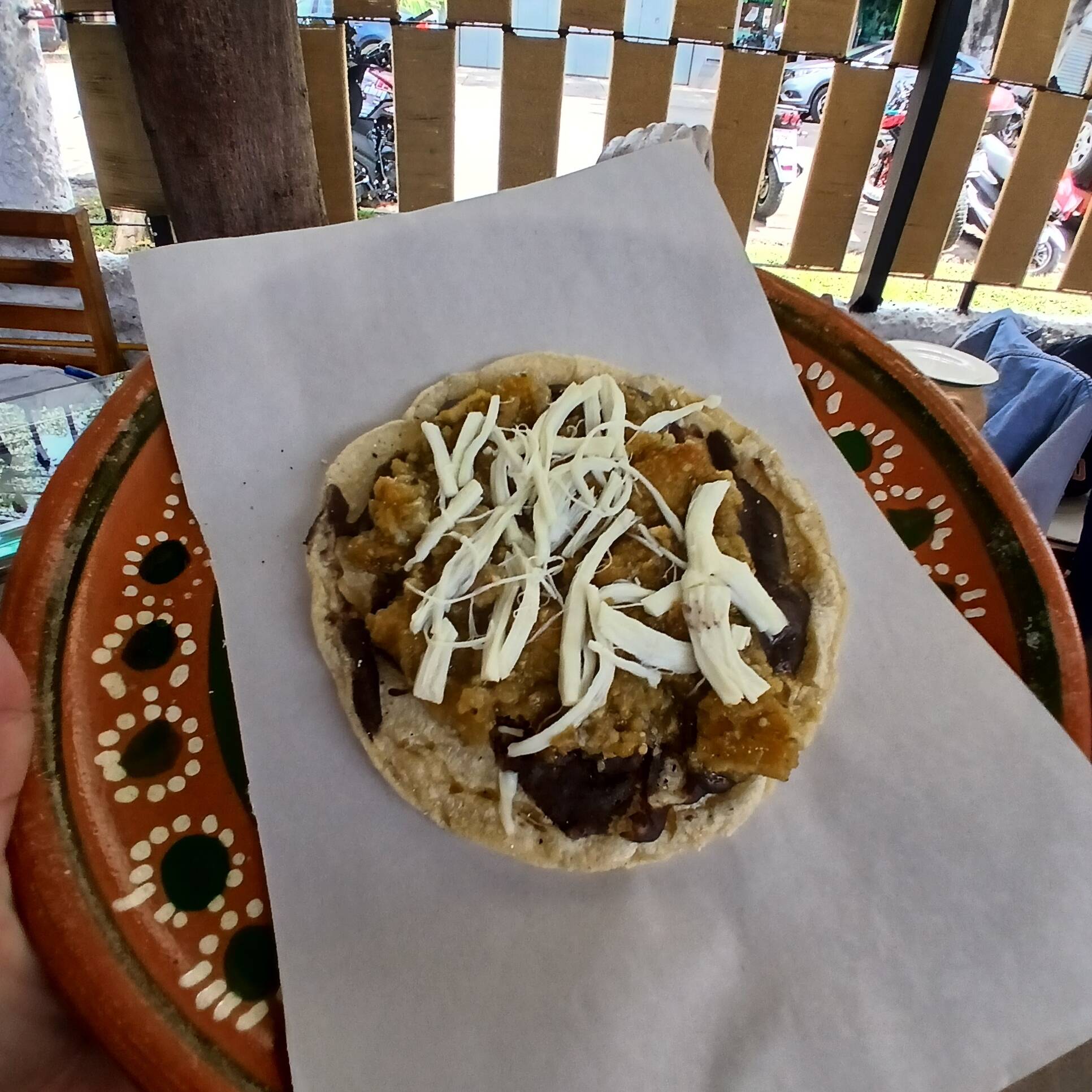 Memela de Chicharon en Salsa Verde