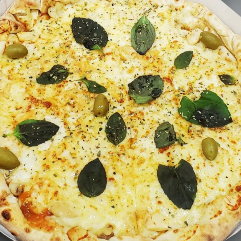 Mussarela, champignon, parmesão e manjericão